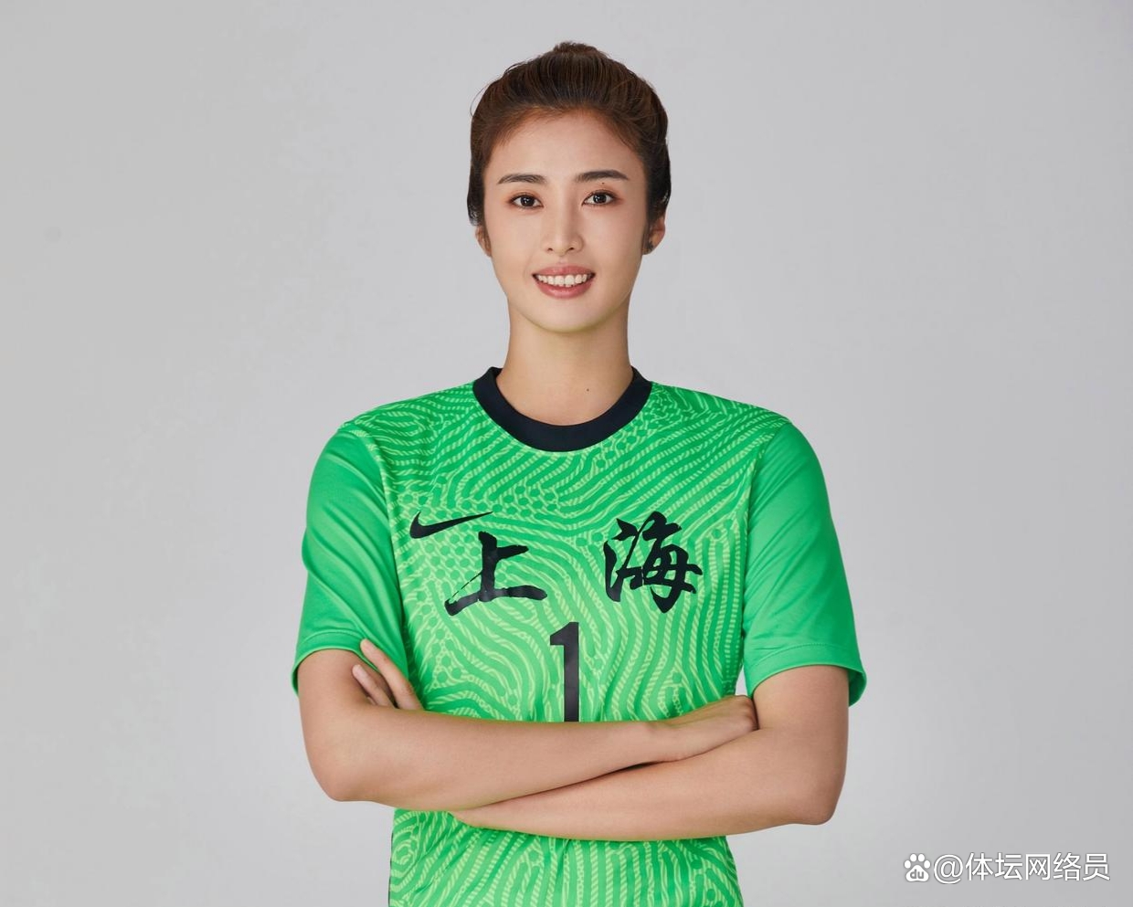 足球比赛女将飒爽登场：决胜时刻尽显球技的简单介绍