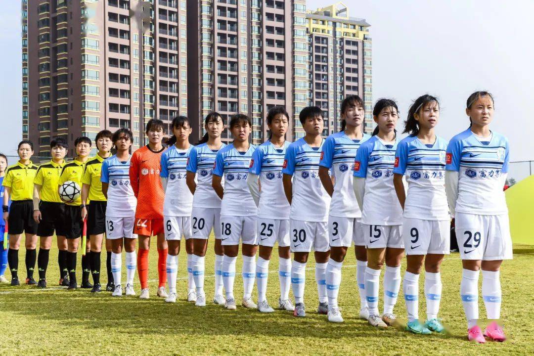 巴黎女子足球队凭借团结合作，斩获胜利