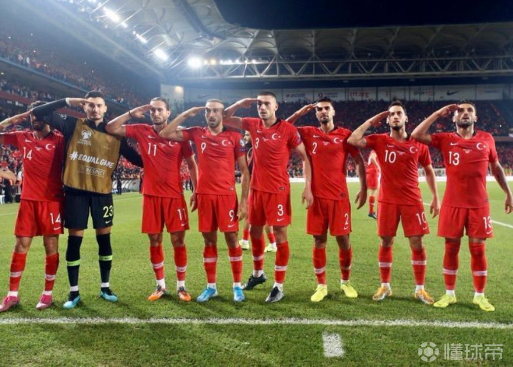 主教练战术布局成功,球员集体发挥 主教练战术布局成功,球员集体发挥