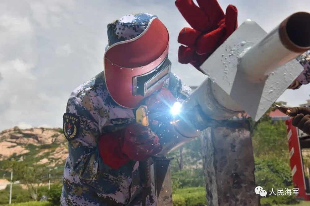 前卫战士齐聚场上，誓夺赛场胜利的简单介绍