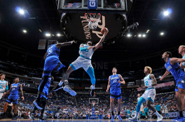 小牛主场击败魔术，终结两连败