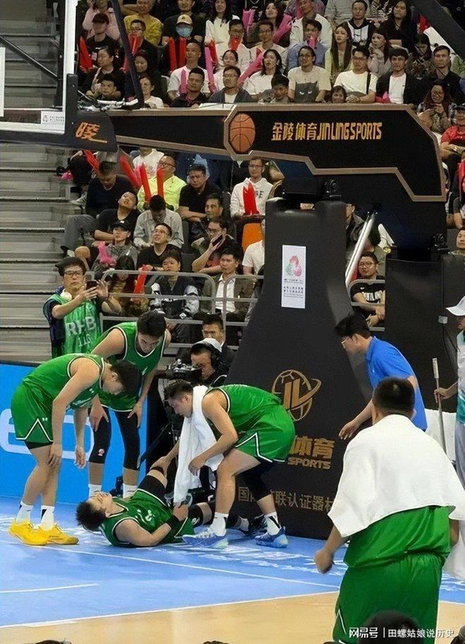 较劲十足!争冠球队在比赛现场斗智斗勇 较劲十足!争冠球队在比赛现场斗智斗勇