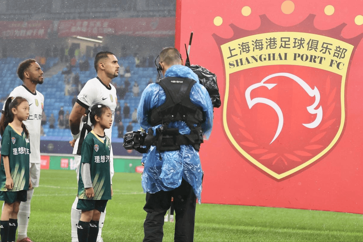 较劲十足!争冠球队在比赛现场斗智斗勇 较劲十足!争冠球队在比赛现场斗智斗勇